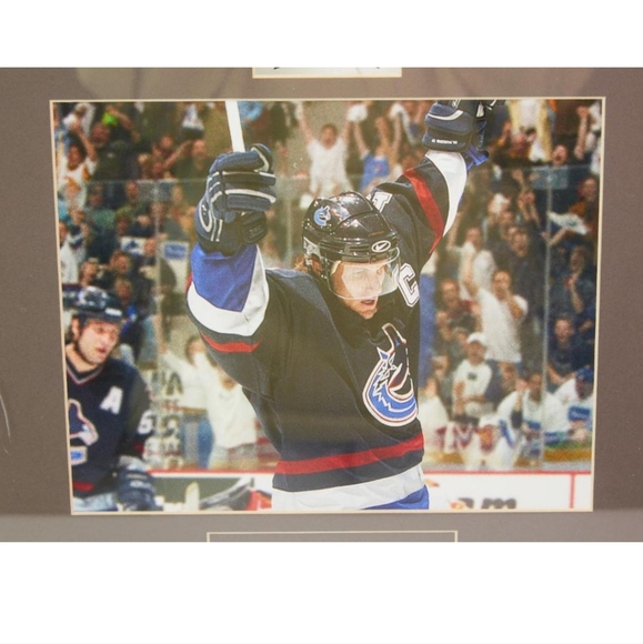 Framed 'Forever A Canuck' Marcus Naslund Print- Authentic Vancouver Canucks RARE - Picture 3 of 6